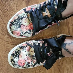 Dirty Laundry velvet tennis shoes with satin laces sz 8.5